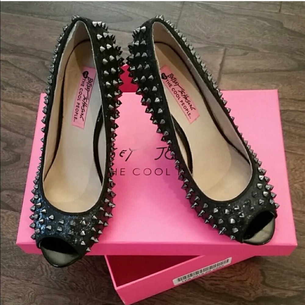 Stunning studded Betsy Johnson pumps!